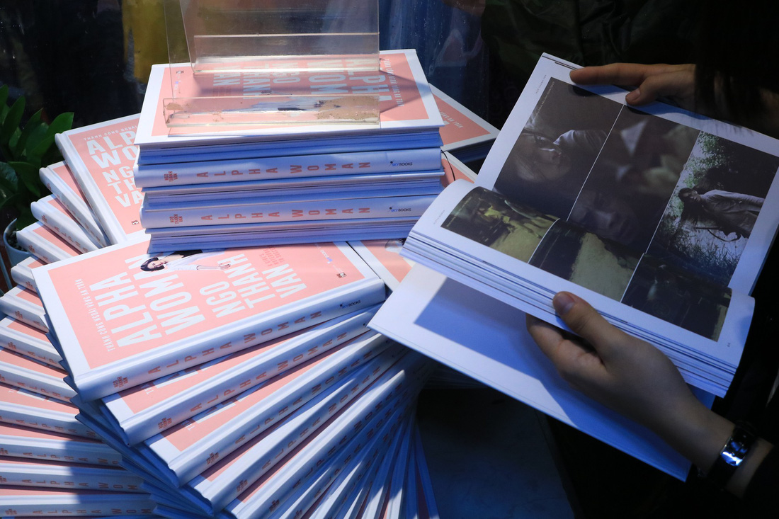 Người hâm mộ đội mưa dự buổi ra mắt sách của đả nữ Ngô Thanh Vân - Ảnh 3.