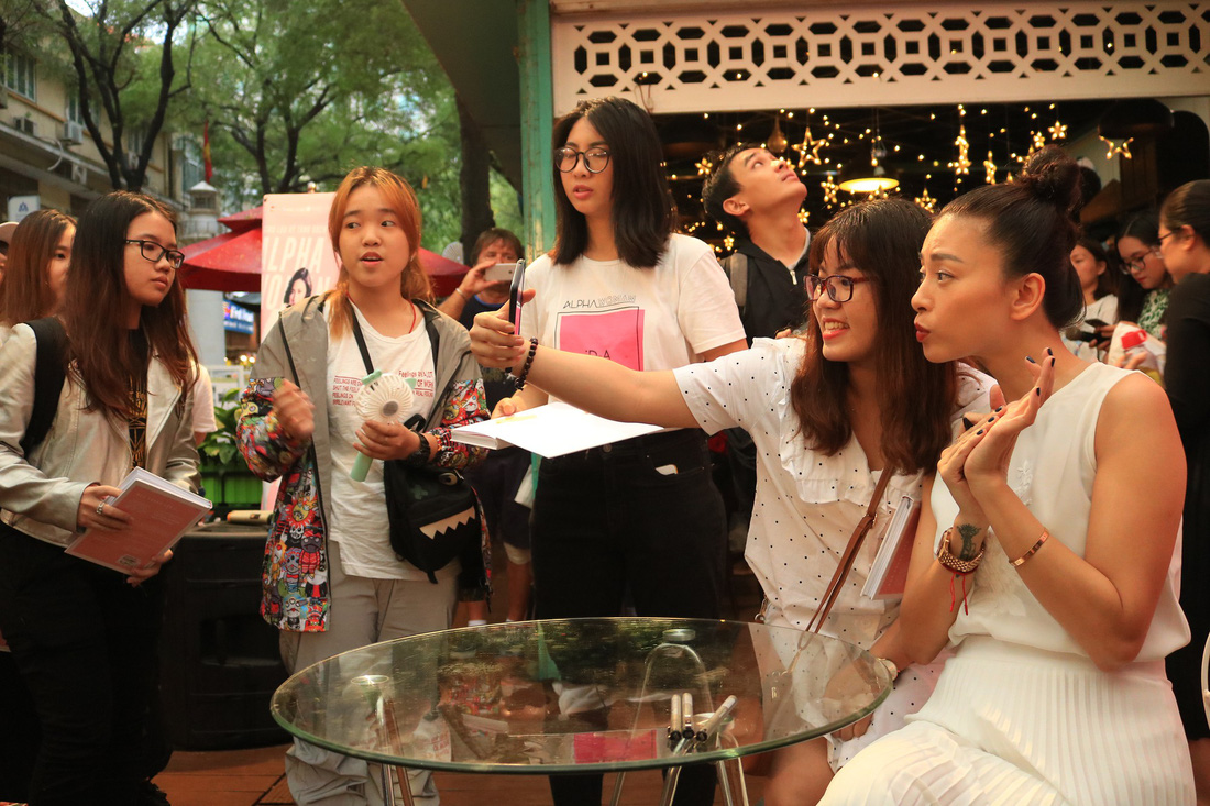 Người hâm mộ đội mưa dự buổi ra mắt sách của đả nữ Ngô Thanh Vân - Ảnh 10.