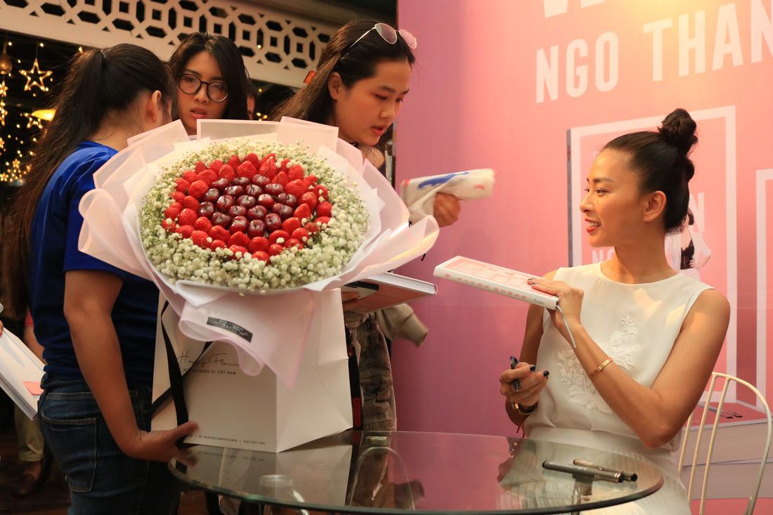 Người hâm mộ đội mưa dự buổi ra mắt sách của đả nữ Ngô Thanh Vân - Ảnh 9.