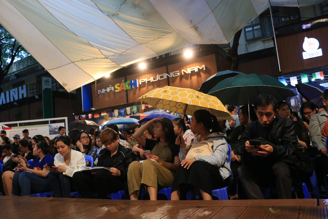 Người hâm mộ đội mưa dự buổi ra mắt sách của đả nữ Ngô Thanh Vân - Ảnh 2.