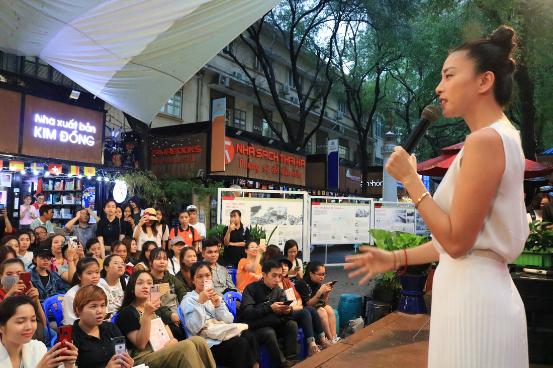 Người hâm mộ đội mưa dự buổi ra mắt sách của đả nữ Ngô Thanh Vân - Ảnh 1.