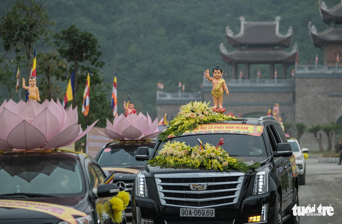 Hơn 400 xe hoa đi từ chùa Bầu đến chùa Tam Chúc mừng Đại lễ Vesak 2019 - Ảnh 5.