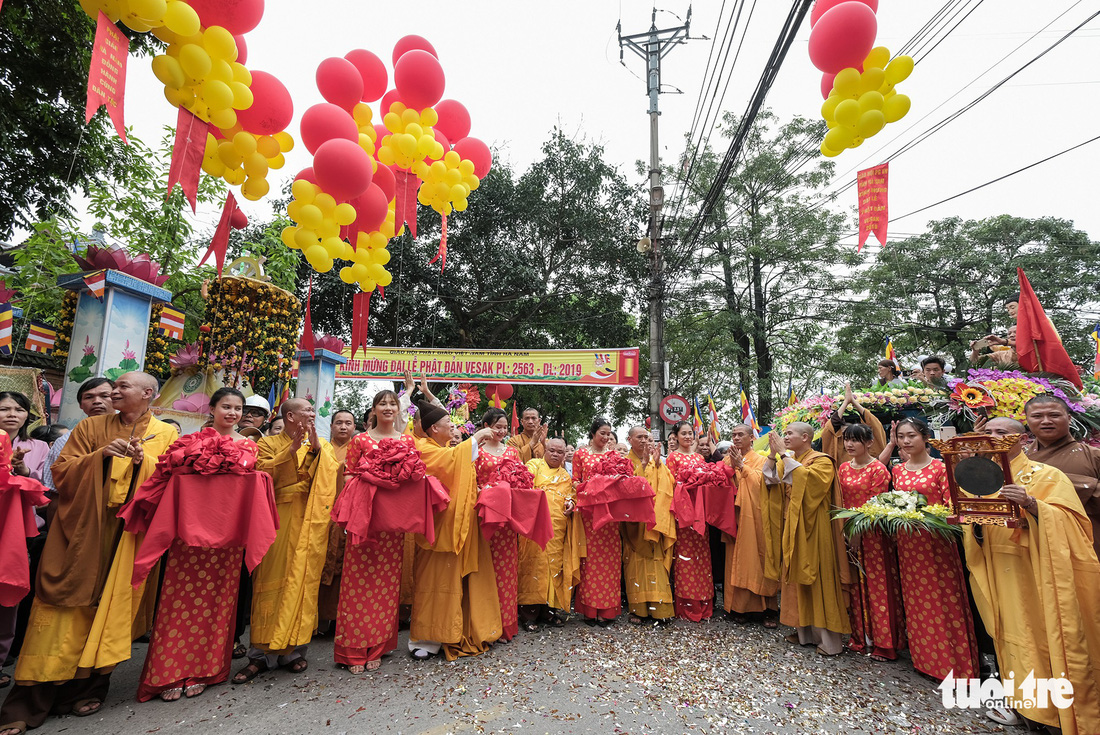 Hơn 400 xe hoa đi từ chùa Bầu đến chùa Tam Chúc mừng Đại lễ Vesak 2019 - Ảnh 2.