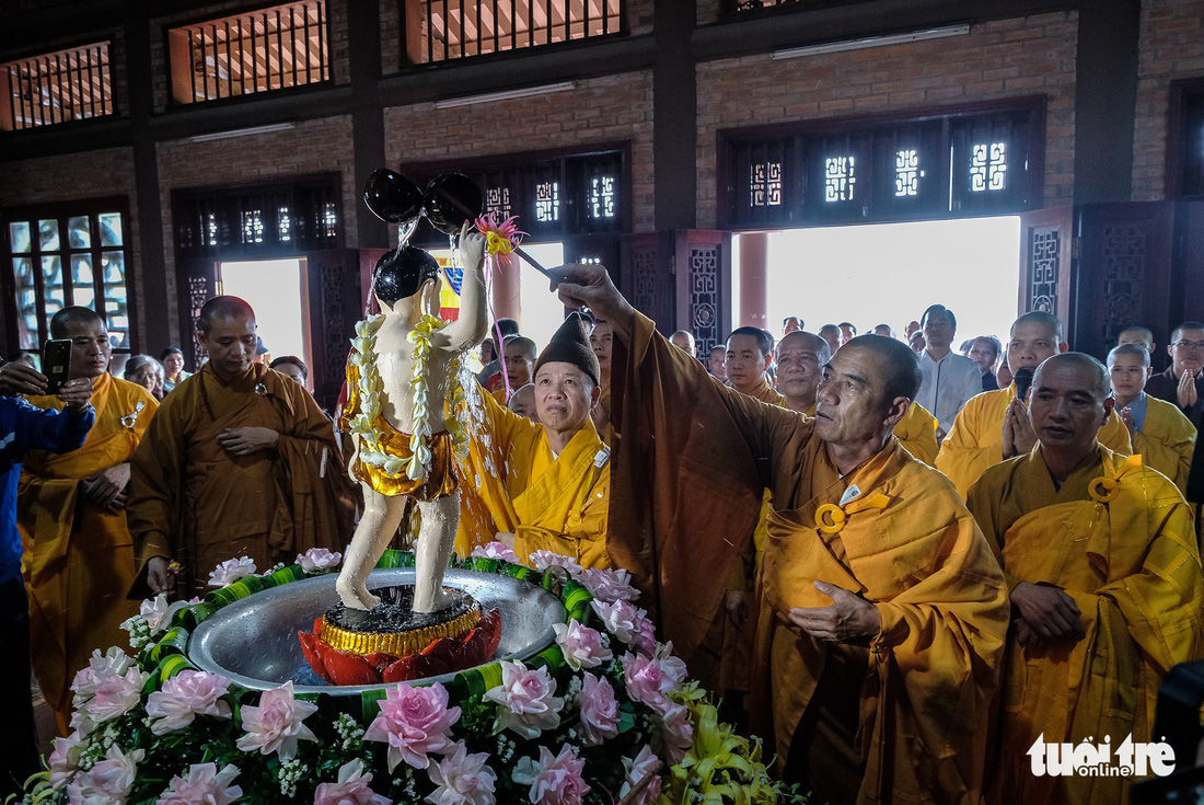 Hơn 400 xe hoa đi từ chùa Bầu đến chùa Tam Chúc mừng Đại lễ Vesak 2019 - Ảnh 1.