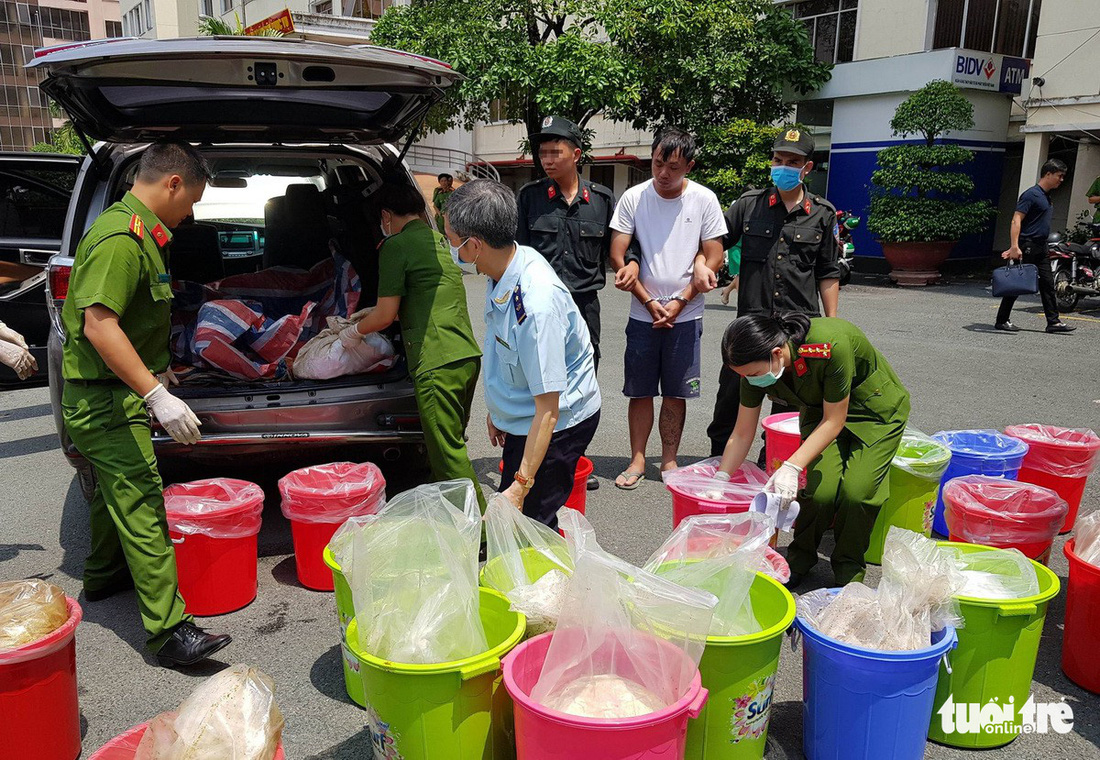 Vừa tháo niêm phong ôtô, mùi ma túy bốc ra nồng nặc - Ảnh 8.