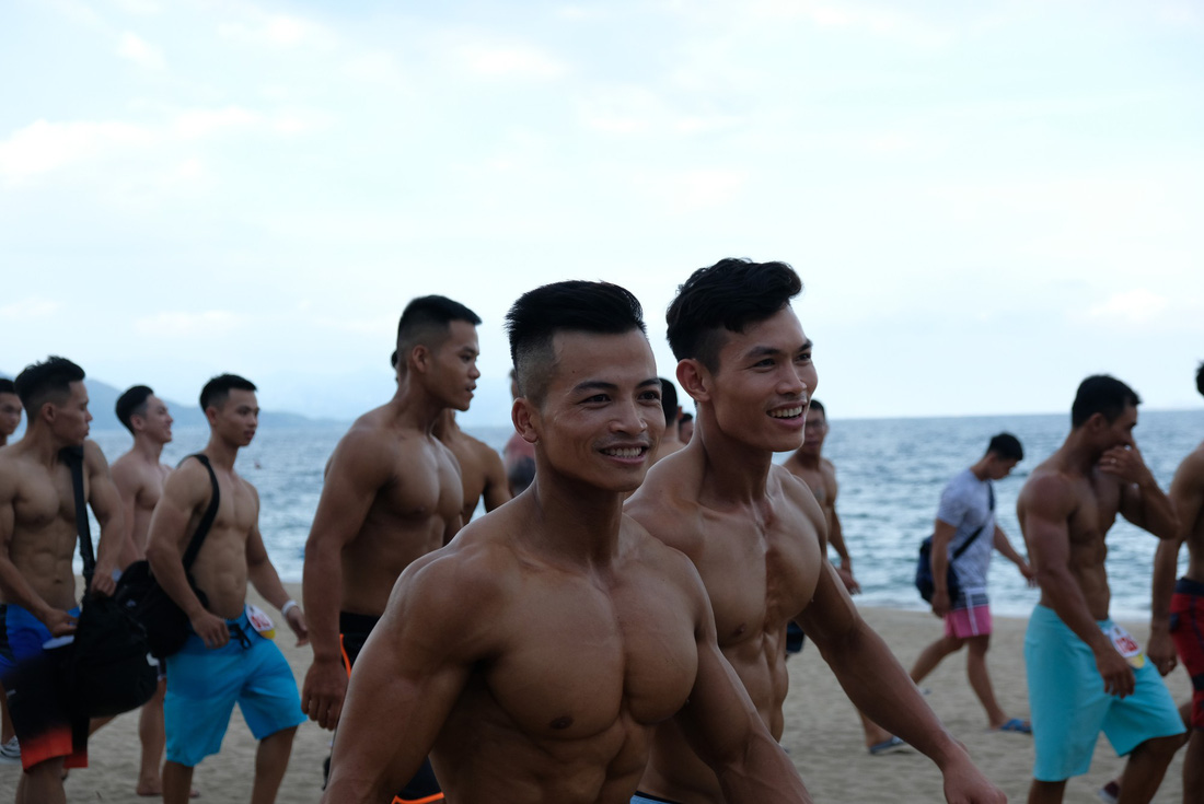 100 vận động viên biểu diễn cơ thể cường tráng bên bờ biển - Ảnh 5.