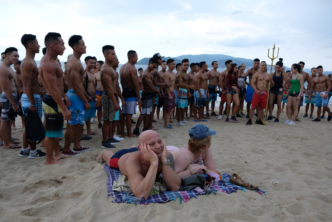 100 vận động viên biểu diễn cơ thể cường tráng bên bờ biển - Ảnh 11.