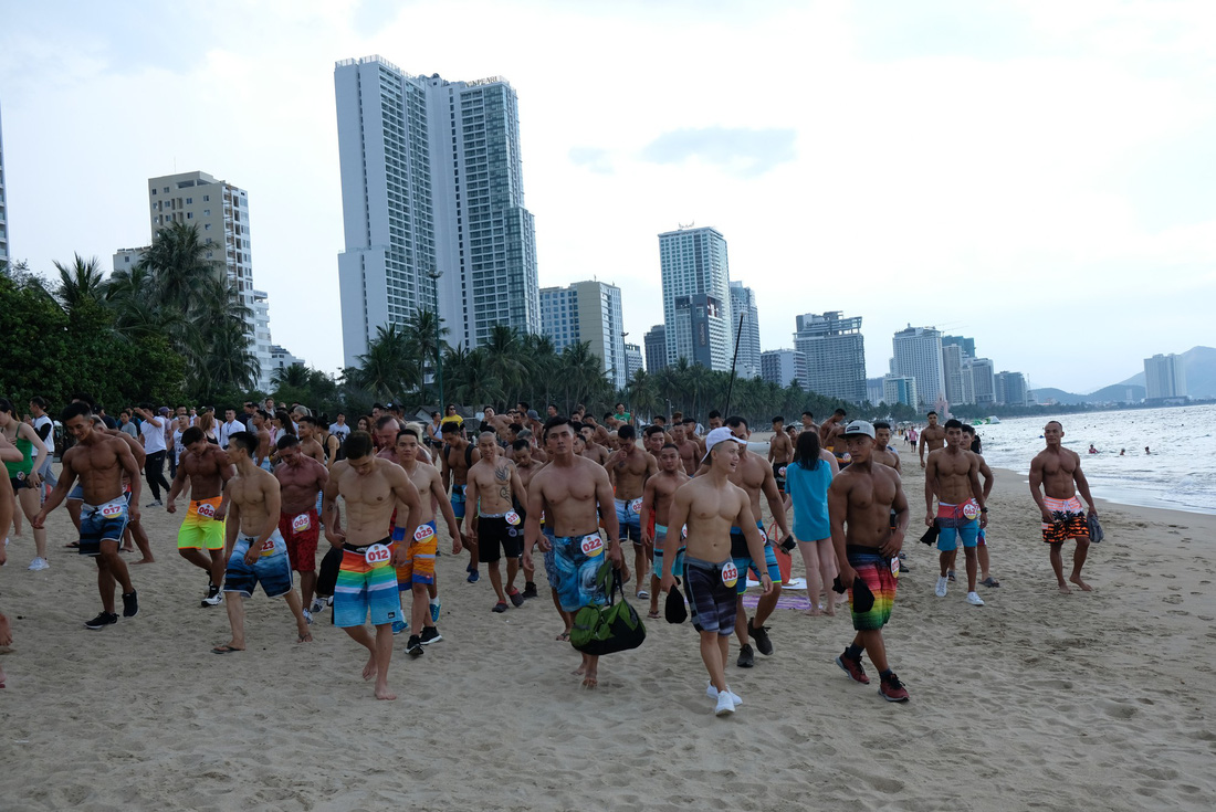 100 vận động viên biểu diễn cơ thể cường tráng bên bờ biển - Ảnh 4.