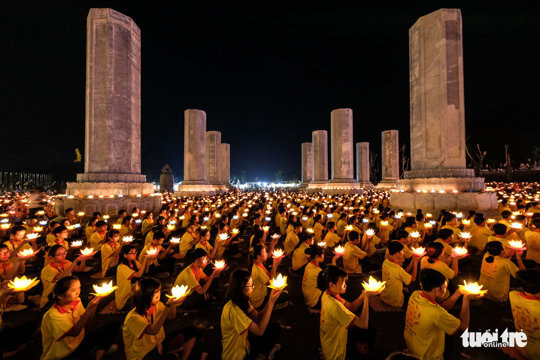 Rực rỡ đêm hoa đăng cầu quốc thái dân an Đại lễ Phật đản 2019 - Ảnh 1.