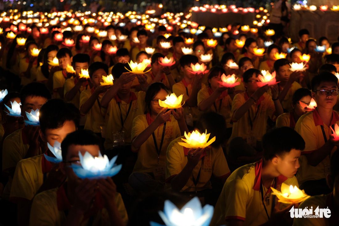 Rực rỡ đêm hoa đăng cầu quốc thái dân an Đại lễ Phật đản 2019 - Ảnh 11.