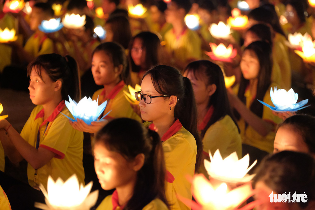 Rực rỡ đêm hoa đăng cầu quốc thái dân an Đại lễ Phật đản 2019 - Ảnh 10.