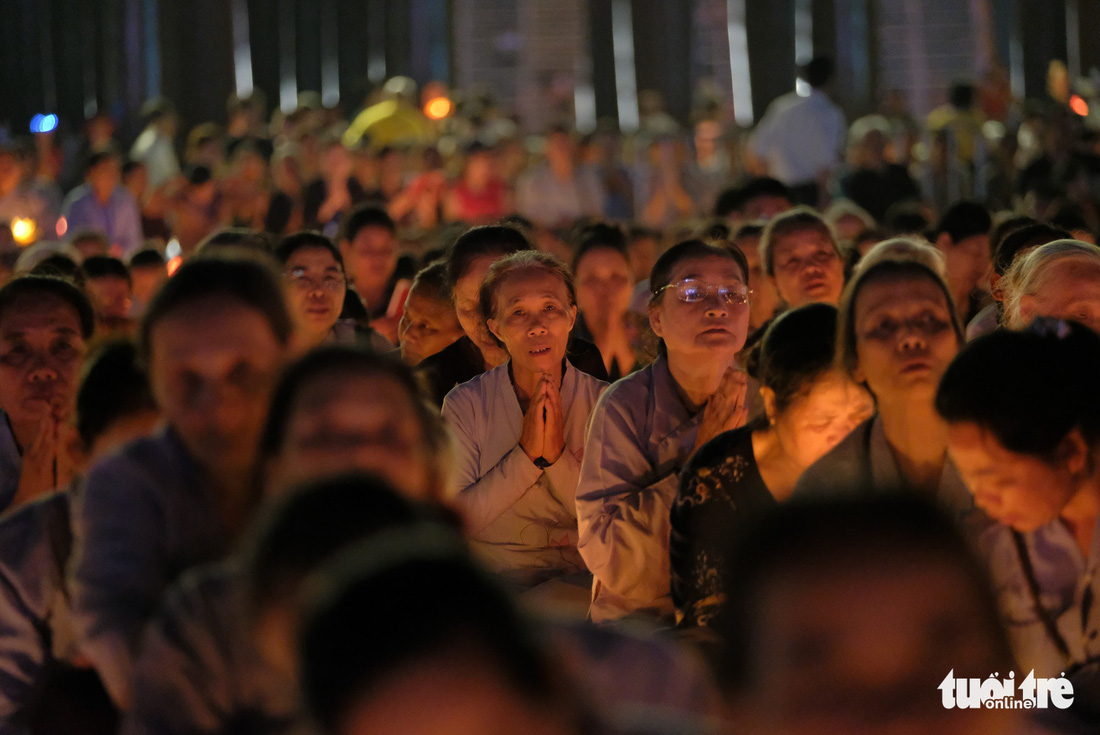 Rực rỡ đêm hoa đăng cầu quốc thái dân an Đại lễ Phật đản 2019 - Ảnh 9.