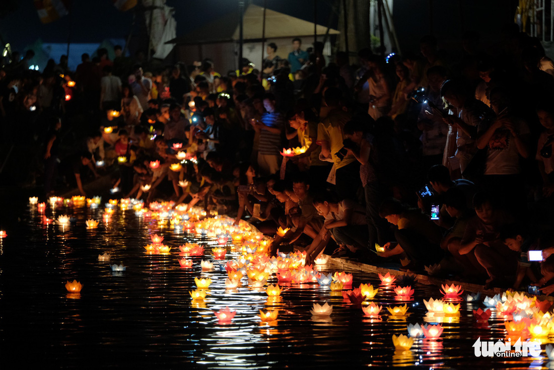 Rực rỡ đêm hoa đăng cầu quốc thái dân an Đại lễ Phật đản 2019 - Ảnh 14.