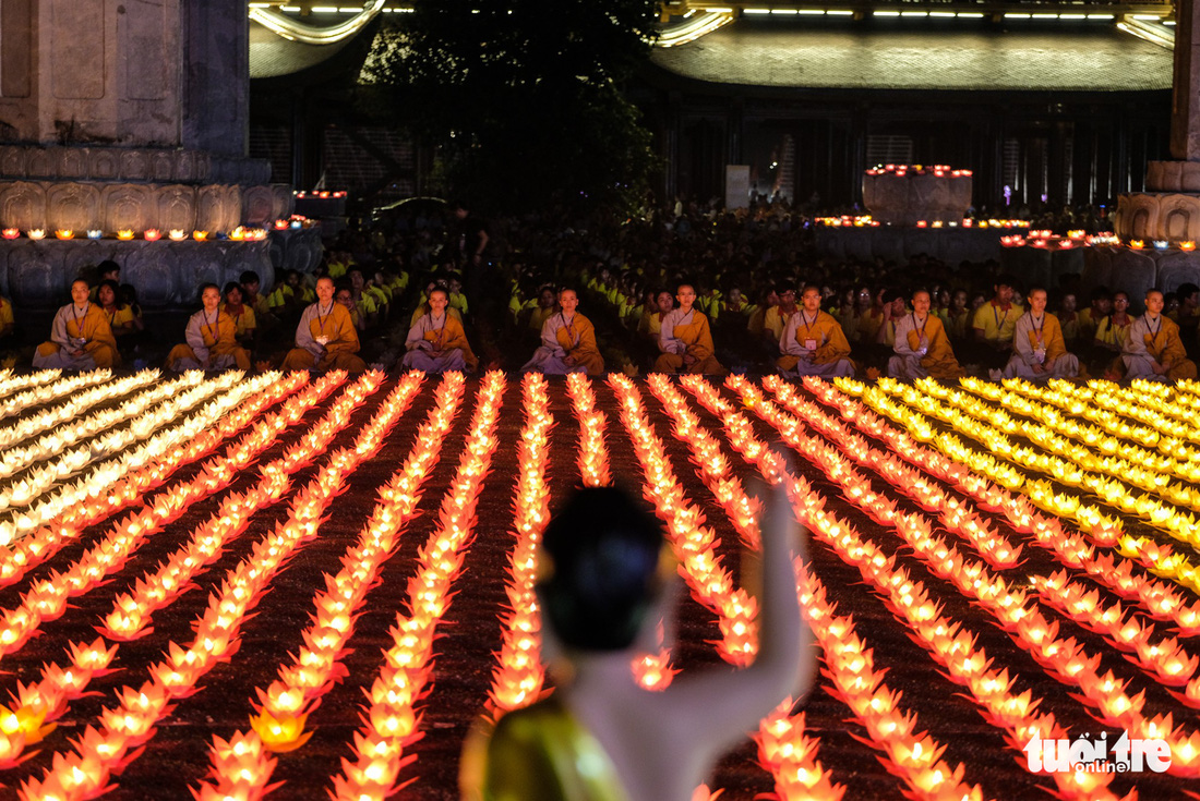 Rực rỡ đêm hoa đăng cầu quốc thái dân an Đại lễ Phật đản 2019 - Ảnh 4.
