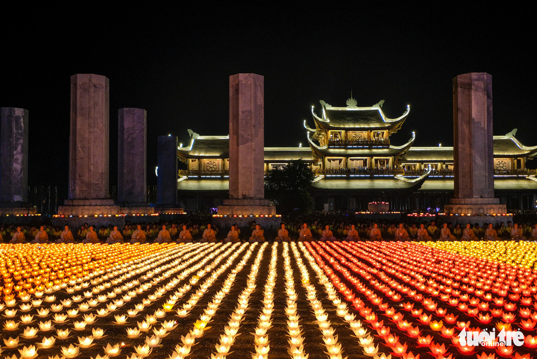 Rực rỡ đêm hoa đăng cầu quốc thái dân an Đại lễ Phật đản 2019 - Ảnh 3.