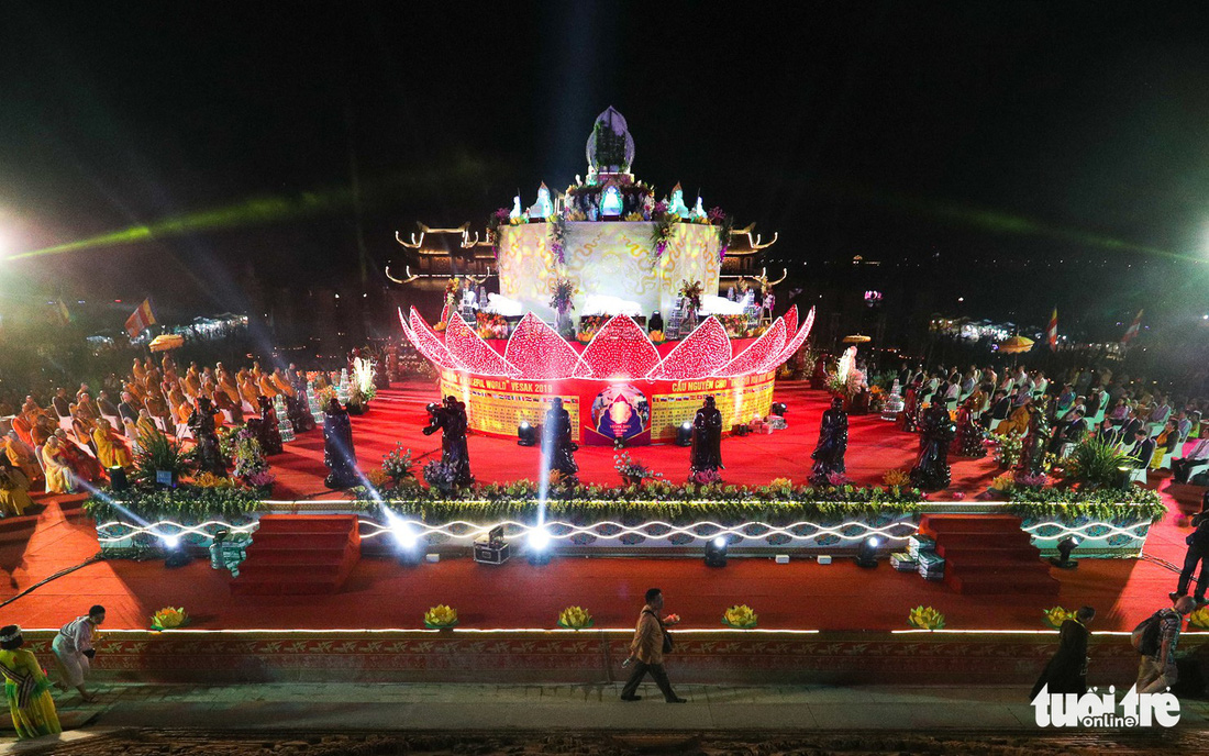 Rực rỡ đêm hoa đăng cầu quốc thái dân an Đại lễ Phật đản 2019 - Ảnh 2.