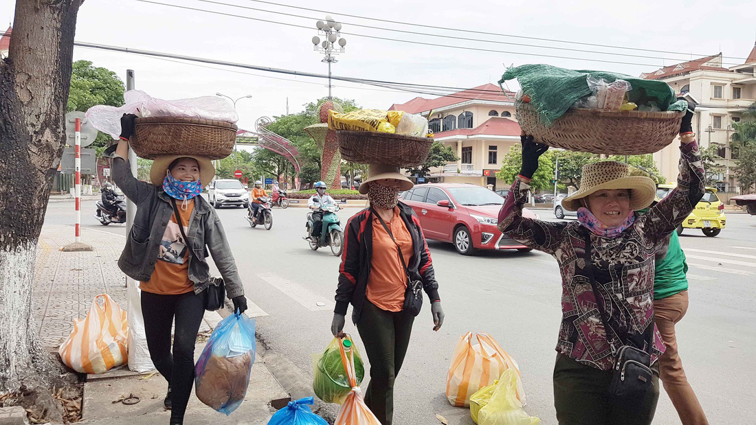 Đội quân 30 chị bán cơm gà Lạc Sơn: Nấu cho chồng răng nấu cho khách vậy  - Ảnh 2.