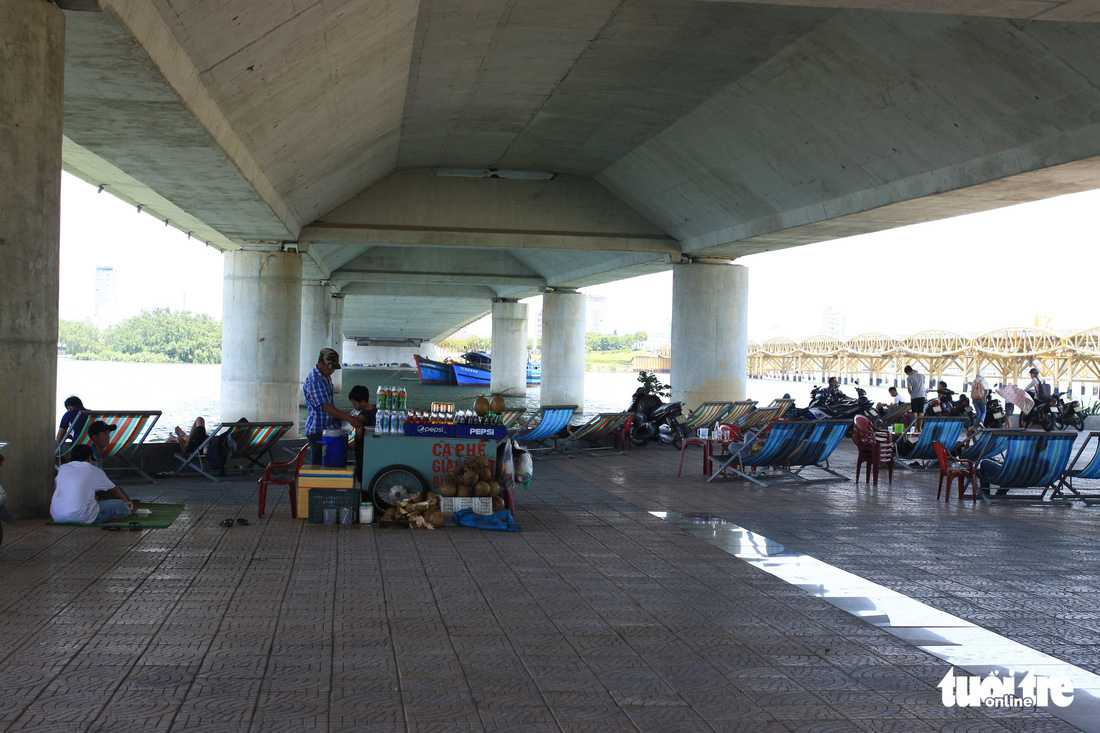Nắng nóng 40 độ C, gầm cầu, chân cầu sông Hàn thành nơi trốn nắng - Ảnh 3.