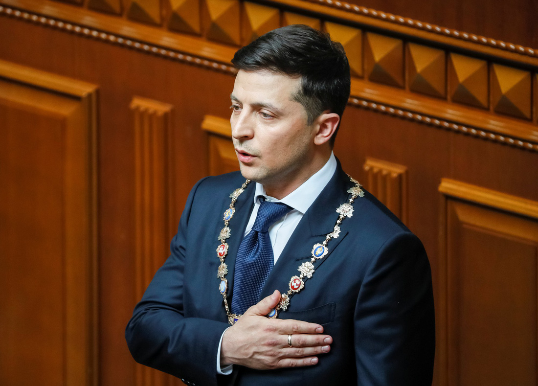 Tân Tổng thống Ukraine nhậm chức rất bình dân - Ảnh 2.