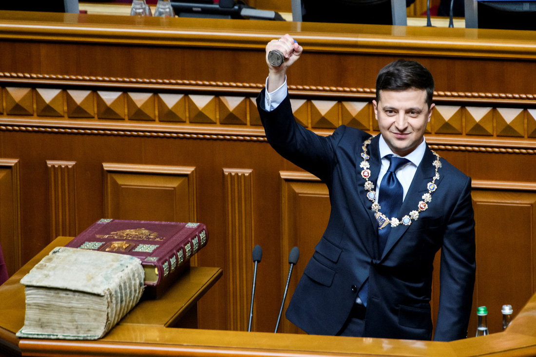 Tân Tổng thống Ukraine nhậm chức rất bình dân - Ảnh 4.