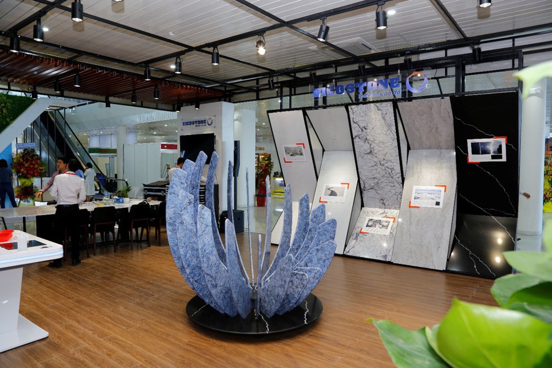 Bông hoa đá độc đáo thu hút khách tại triển lãm Vietbuild 2019 - Ảnh 1.