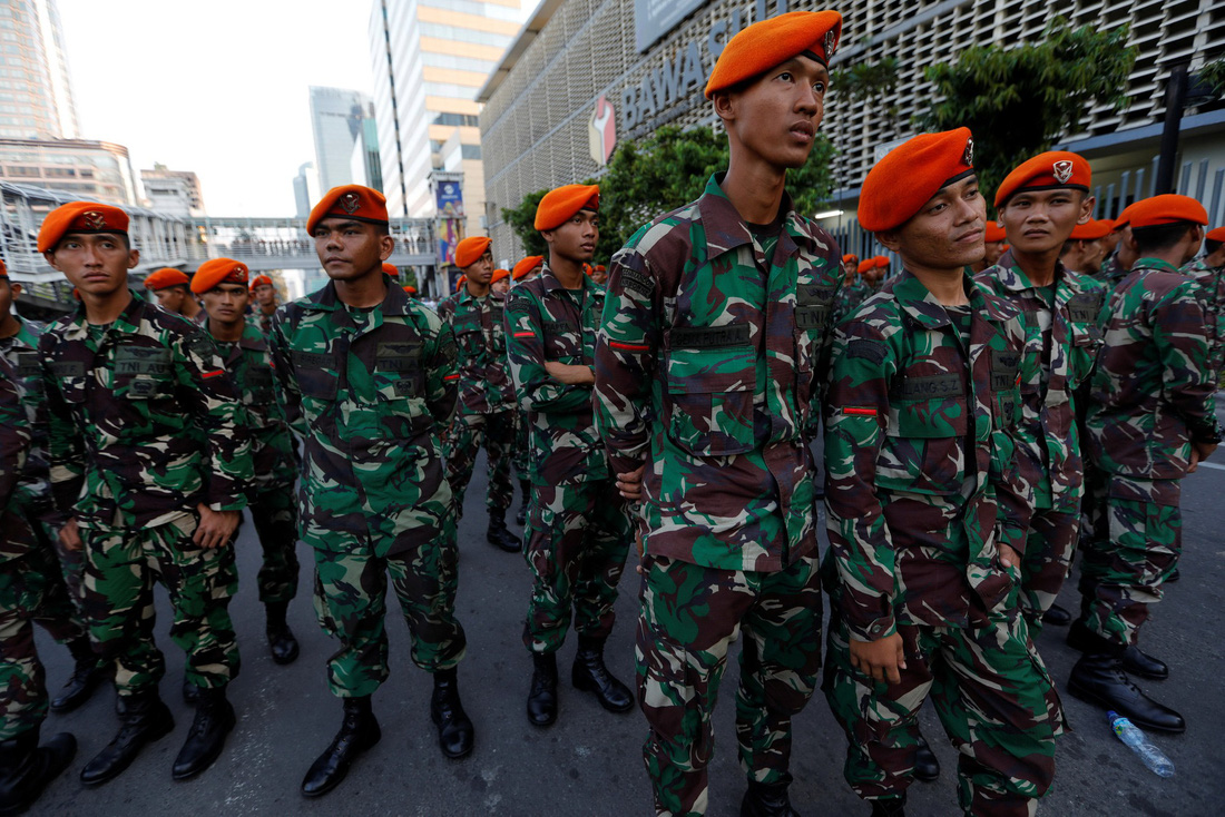 Chính quyền Indonesia: Nhóm biểu tình bạo loạn là ‘lưu manh được trả tiền’ - Ảnh 8.