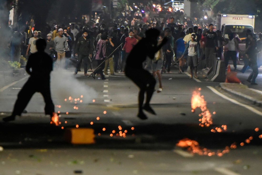 Chính quyền Indonesia: Nhóm biểu tình bạo loạn là ‘lưu manh được trả tiền’ - Ảnh 7.