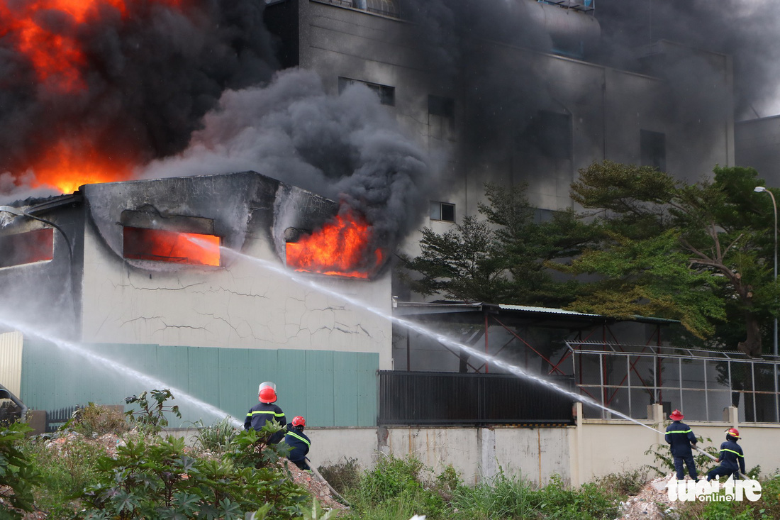 Cháy lớn ở Bình Dương, khói bốc cao trăm mét, công nhân ôm đồ ứng cứu - Ảnh 4.