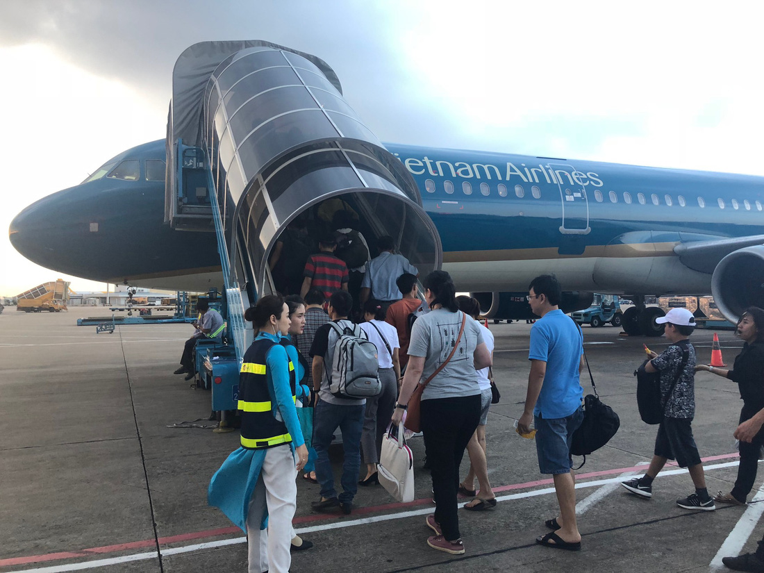 Vietnam Airlines hủy 2 chuyến bay ảnh hưởng bão số 2 - Ảnh 1.