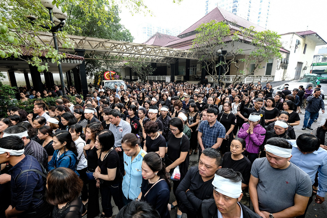 Hàng nghìn người xếp hàng từ sớm tiễn đưa cô giáo Quỳnh - Ảnh 13.