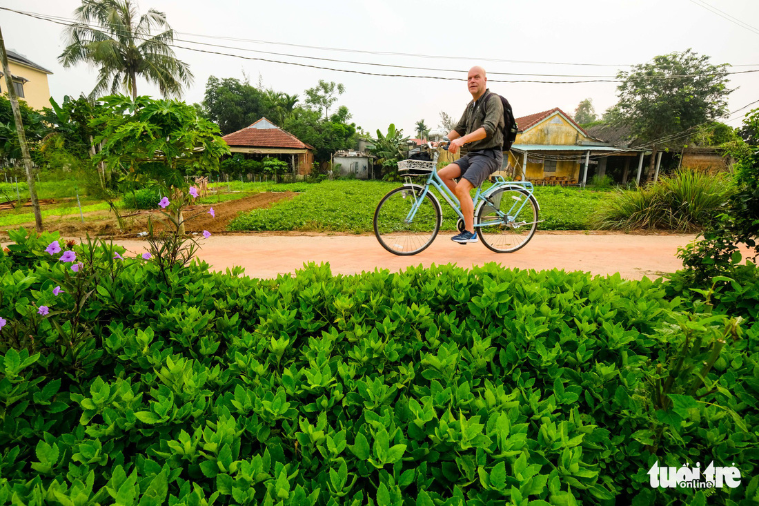 Đứng giữa làng rau Trà Quế, thấy cuộc đời luôn là sớm mai - Ảnh 13.