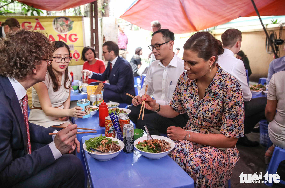 Công chúa kế vị Thụy Điển ăn bún bò vỉa hè, đội nón lá Việt Nam - Ảnh 4.