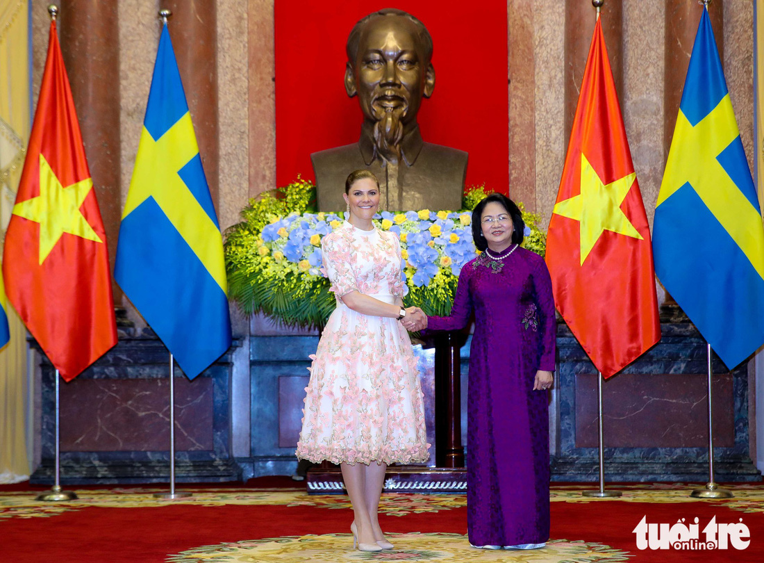 Công chúa kế vị Thụy Điển ăn bún bò vỉa hè, đội nón lá Việt Nam - Ảnh 8.