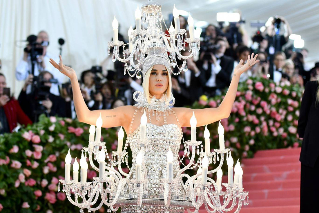 Những bộ cánh khiến người xem sốc nặng tại Met Gala 2019 - Ảnh 4.