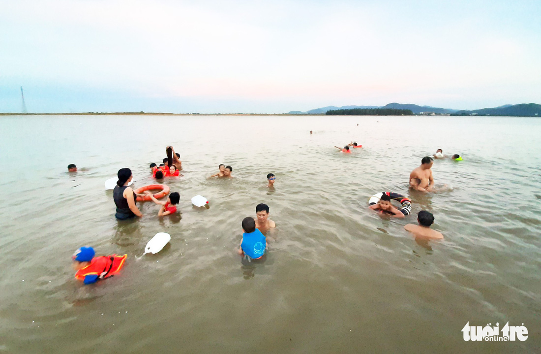 Dân Vinh đổ xô đưa con ra sông Lam tắm giải nhiệt - Ảnh 9.