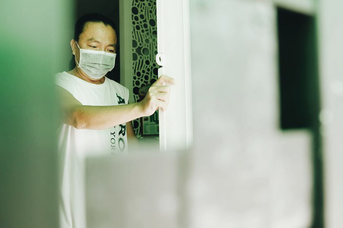 Dân Nam Sài Gòn ở nhà cũng phải đeo khẩu trang, đóng cửa vì mùi hôi từ bãi rác - Ảnh 5.
