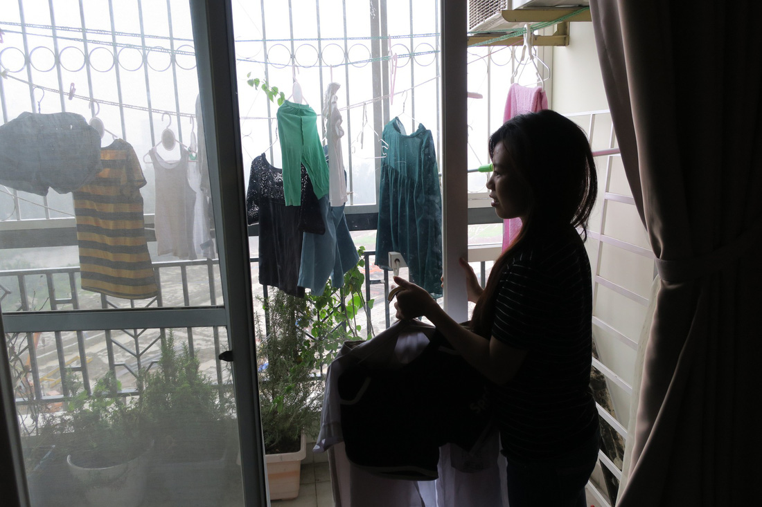 Dân Nam Sài Gòn ở nhà cũng phải đeo khẩu trang, đóng cửa vì mùi hôi từ bãi rác - Ảnh 9.