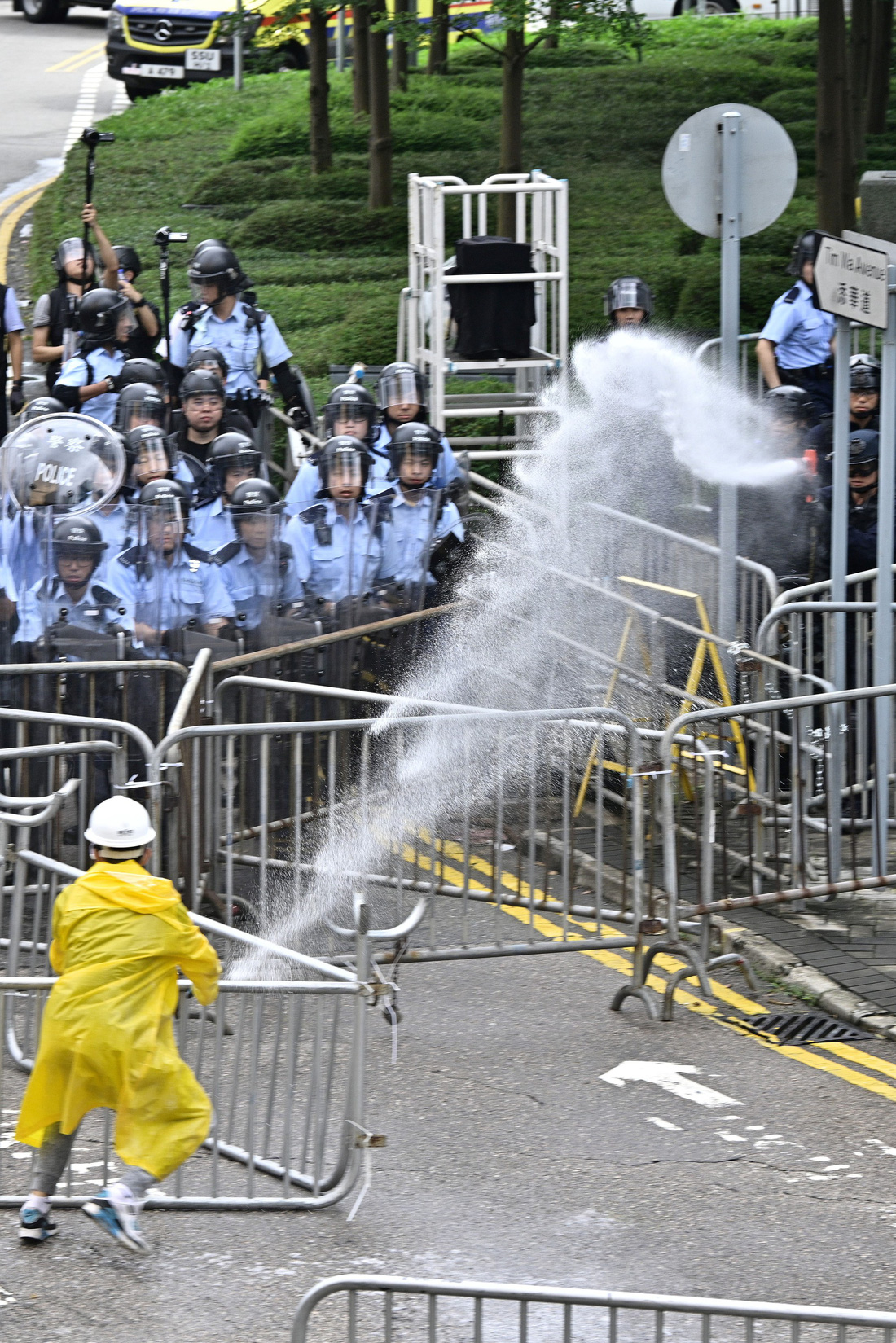 Cảnh sát Hong Kong vất vả kiểm soát biểu tình ra sao? - Ảnh 7.