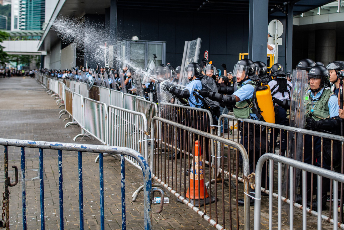 Cảnh sát Hong Kong vất vả kiểm soát biểu tình ra sao? - Ảnh 6.