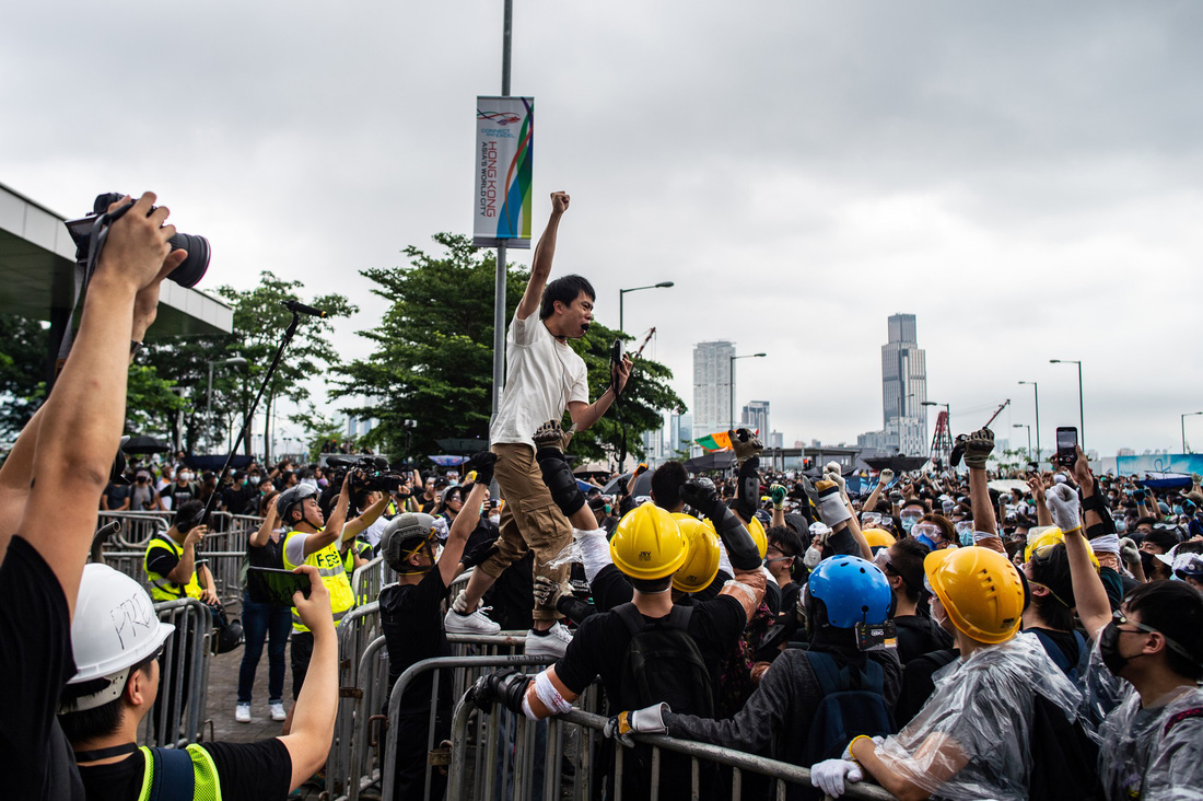 Cảnh sát Hong Kong vất vả kiểm soát biểu tình ra sao? - Ảnh 1.