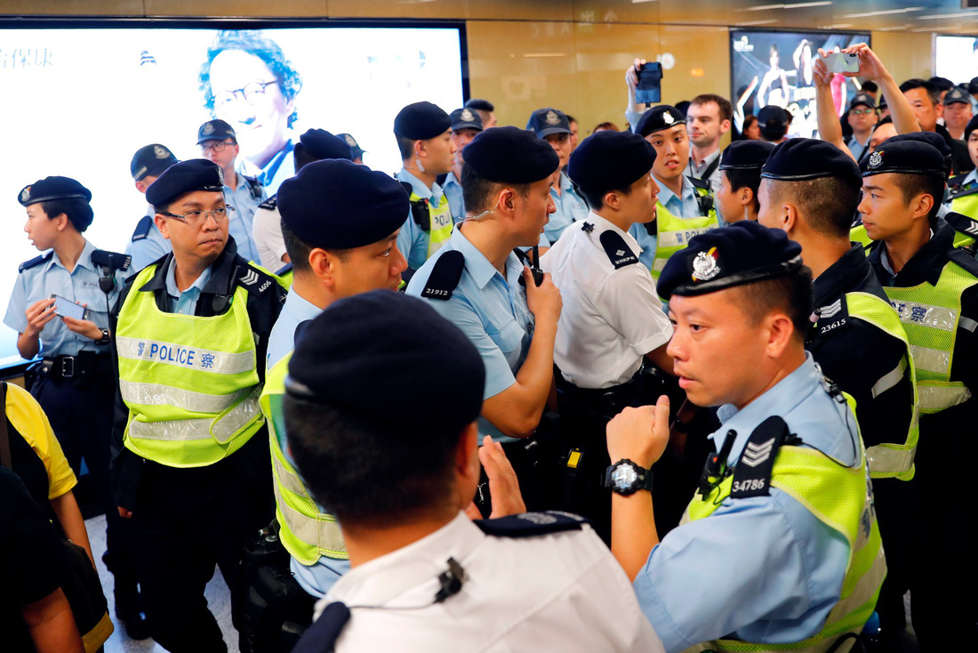 Cảnh sát Hong Kong vất vả kiểm soát biểu tình ra sao? - Ảnh 4.