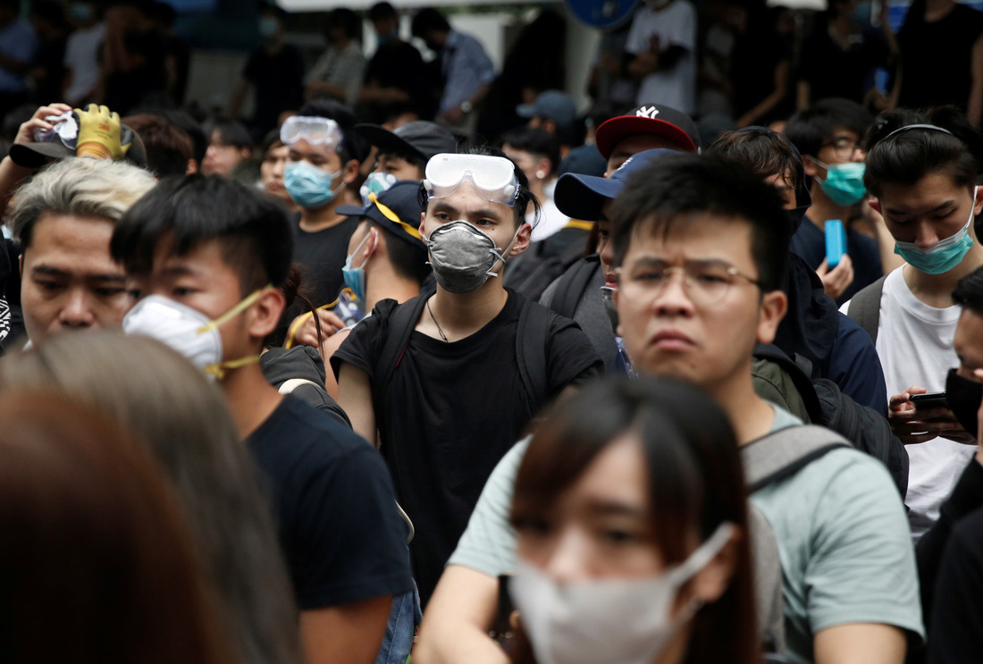 Biển người biểu tình Hong Kong chiếm giữ các đường lớn - Ảnh 10.