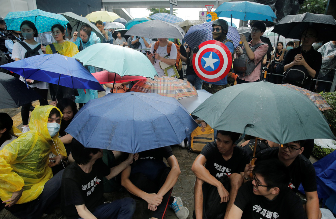 Biển người biểu tình Hong Kong chiếm giữ các đường lớn - Ảnh 5.