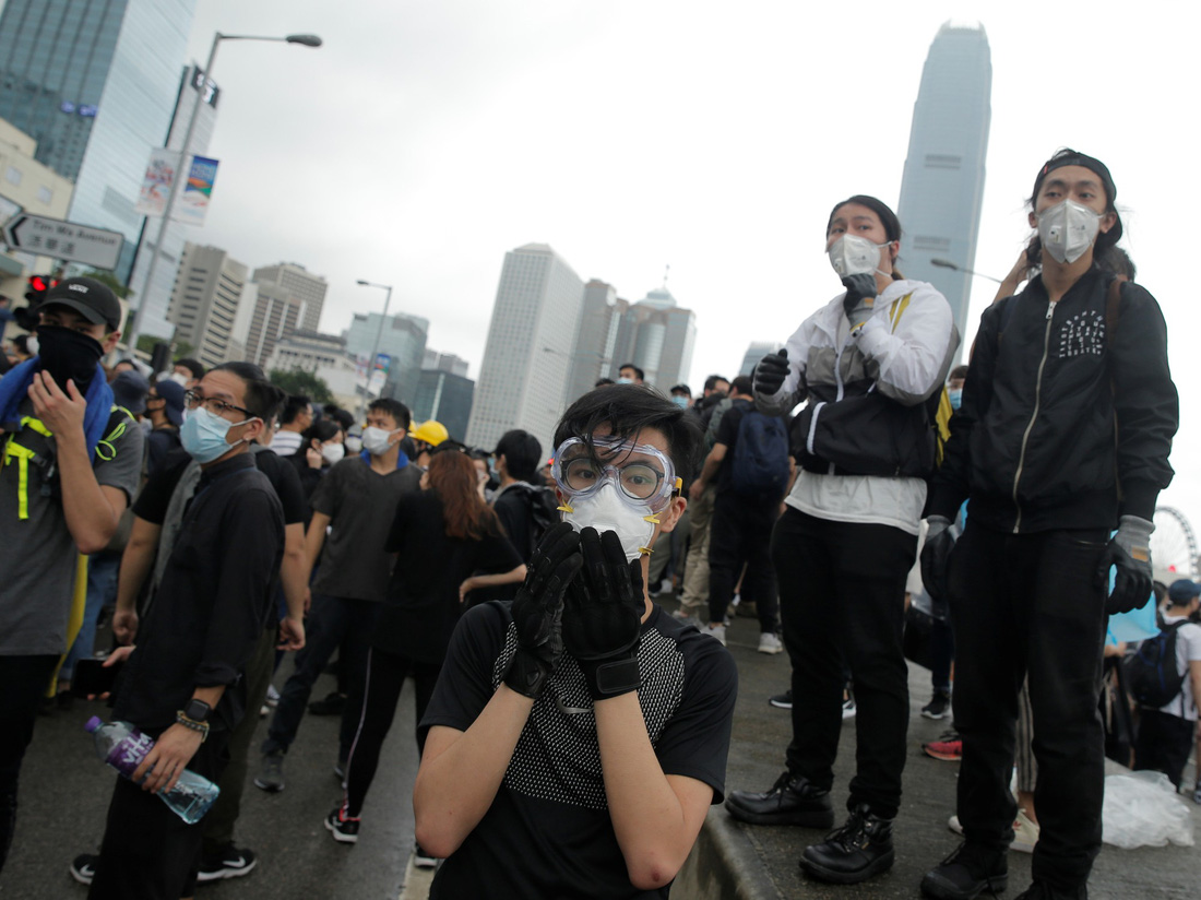 Biển người biểu tình Hong Kong chiếm giữ các đường lớn - Ảnh 11.