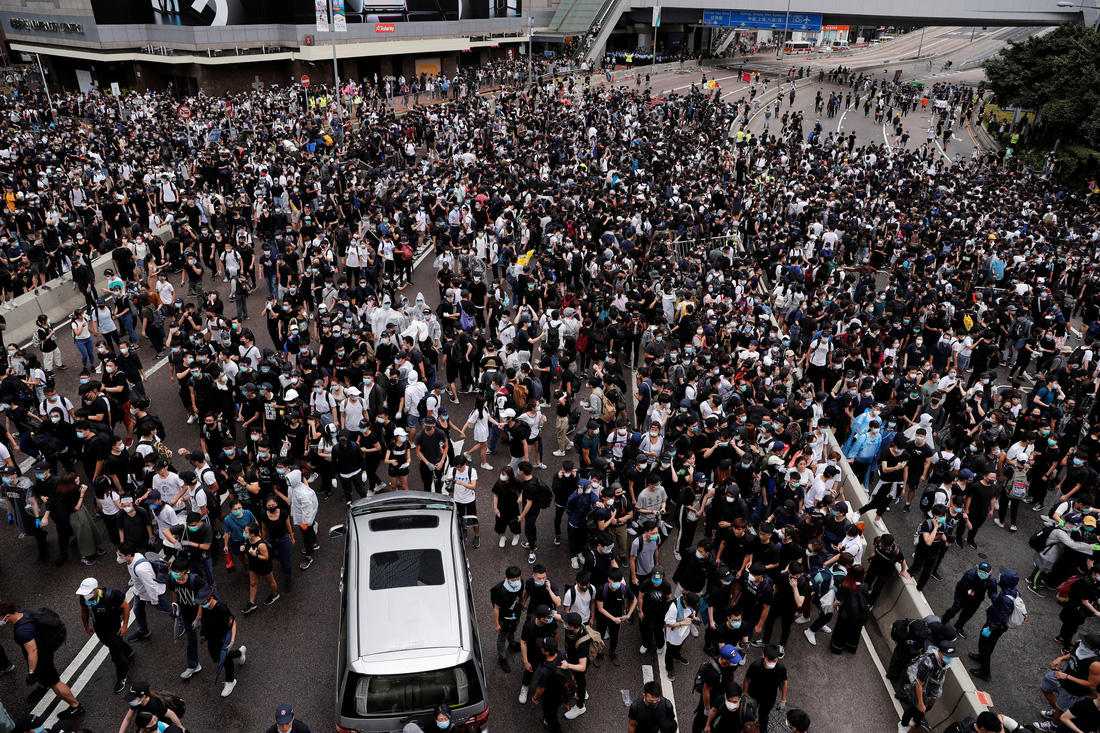 Biển người biểu tình Hong Kong chiếm giữ các đường lớn - Ảnh 3.