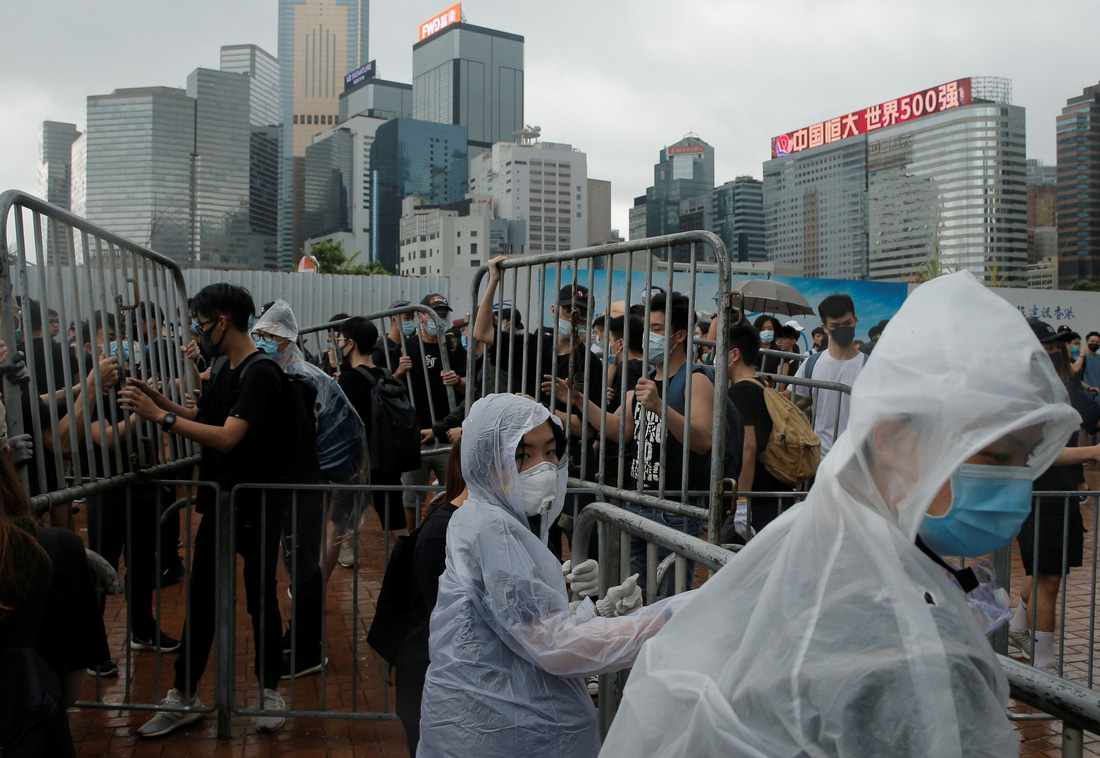 Biển người biểu tình Hong Kong chiếm giữ các đường lớn - Ảnh 8.