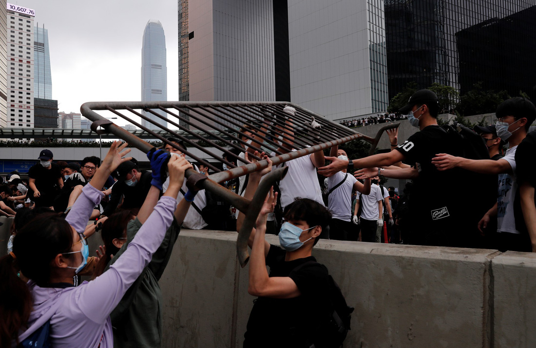 Biển người biểu tình Hong Kong chiếm giữ các đường lớn - Ảnh 6.
