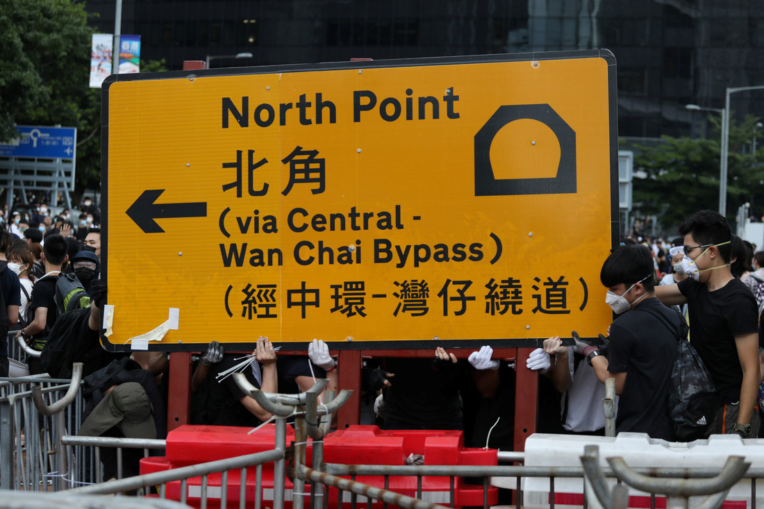 Biển người biểu tình Hong Kong chiếm giữ các đường lớn - Ảnh 7.