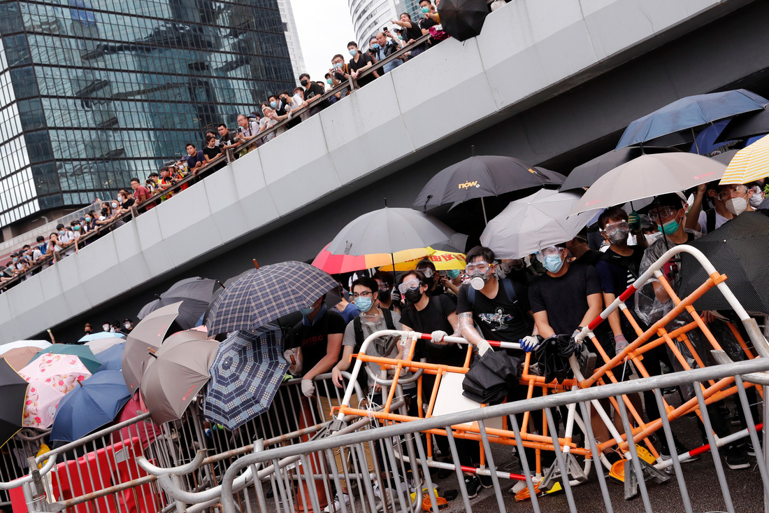 Cảnh sát Hong Kong vất vả kiểm soát biểu tình ra sao? - Ảnh 8.
