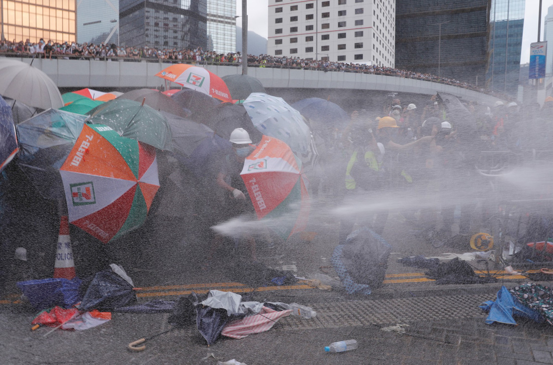 Đụng độ dữ dội giữa cảnh sát và người biểu tình ở Hong Kong - Ảnh 6.
